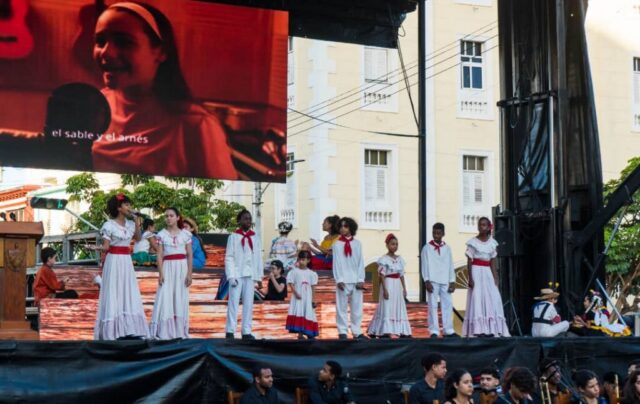 Acto por el Aniversario 65 de la proclamación del carácter socialista de la Revolución Cubana