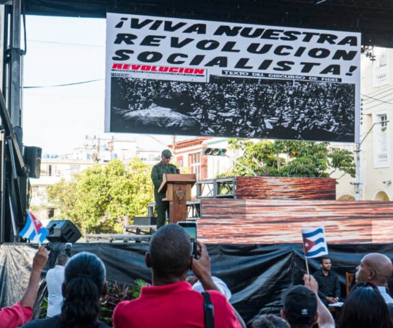 Acto por el Aniversario 65 de la proclamación del carácter socialista de la Revolución Cubana