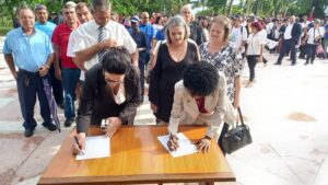 Trabajadores del turismo en Villa Clara unen sus puños por Cuba