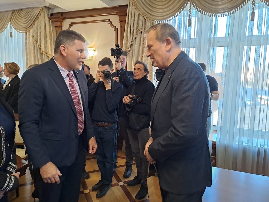 Gobernador de la región rusa de Leningrado recibe a delegación cubana