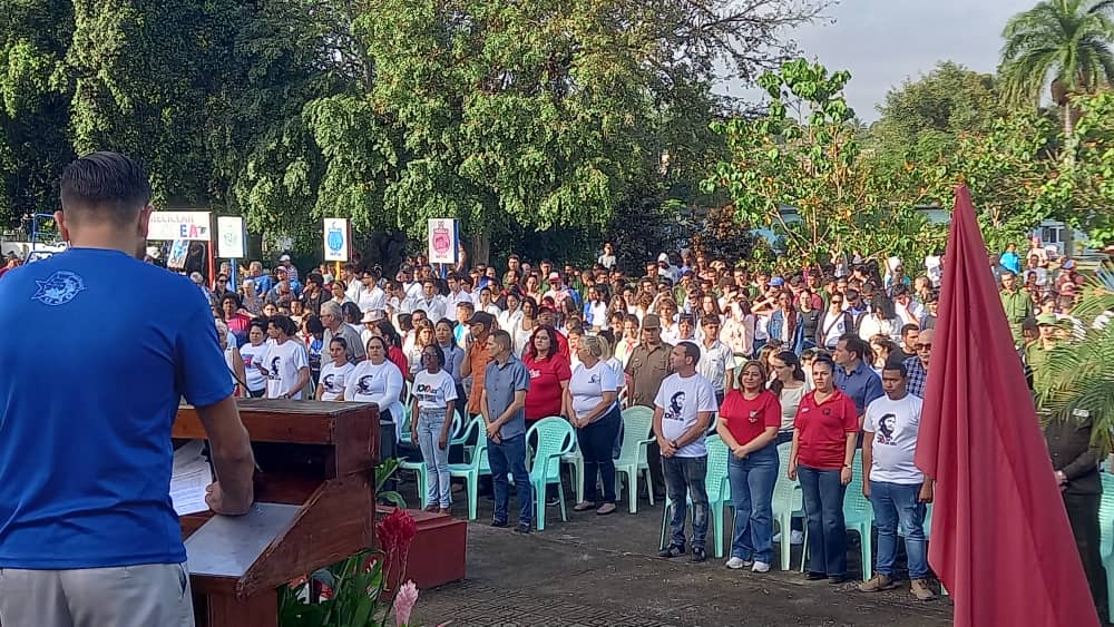 Pioneros y jóvenes villaclareños abrazan la inmensa obra social de la Patria