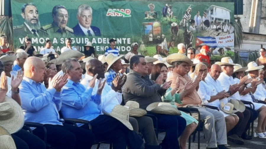 Asiste Vicepresidente cubano al acto central por el día del campesinado en Cienfuegos