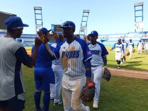 Leones despiertan ante los Cocodrilos y mantienen la cima de la IV Liga Élite