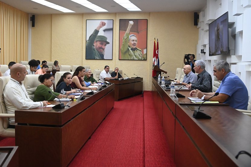 Díaz-Canel evalúa con la UJC los primeros pasos de la Red Juvenil Comunitaria