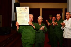 El General de Ejército felicita al INRE en su 45 aniversario
