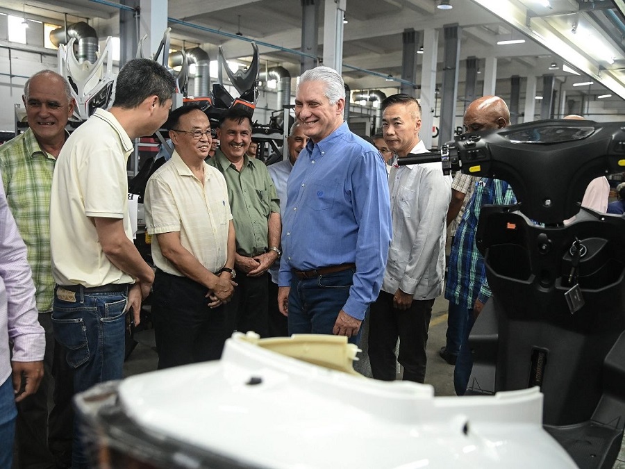 Díaz-Canel visita Vedca