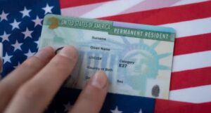 Nueva norma obliga a solicitantes de tarjeta de residente permanente a salir de Estados Unidos