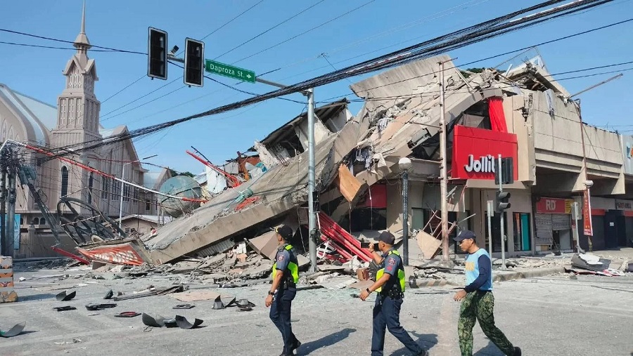 Olas de tsunami en Indonesia y Japón tras terremoto en Filipinas