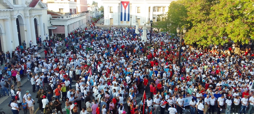 Cienfuegueros en tribuna de reafirmación revolucionaria Raúl es Raúl