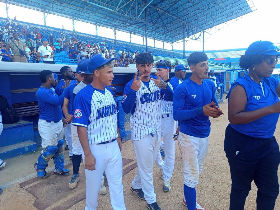 Leones se muestran fieros en su madriguera