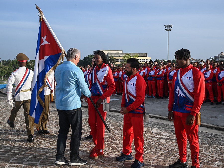 Díaz-Canel abandera delegación cubana a Juegos Centroamericanos y del Caribe