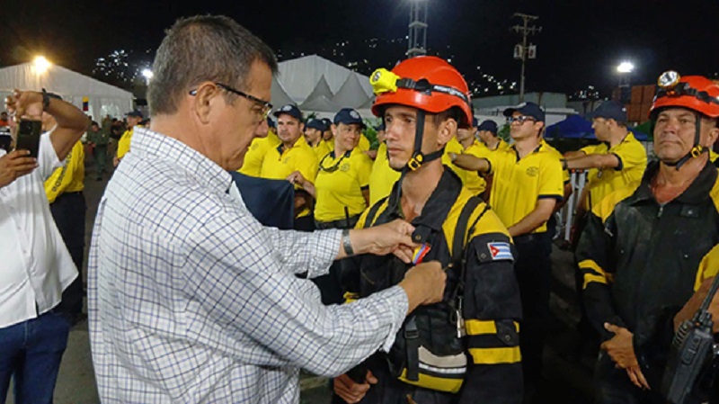 Gobierno de Venezuela condecora a brigada de rescatistas cubanos