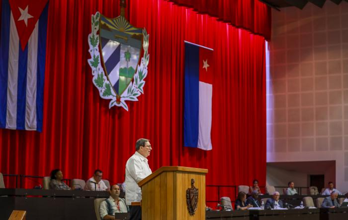 Canciller cubano denuncia ante diputados política hostil contra la Isla y agradece solidaridad mundial