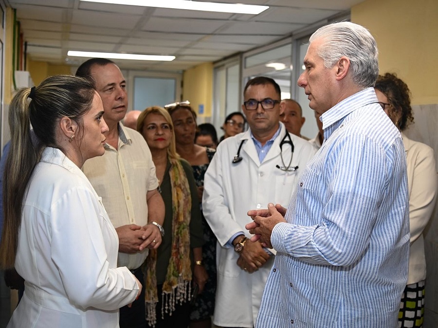 Intercambia Presidente Díaz-Canel con el colectivo del Hospital Joaquín Albarrán