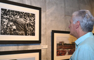 Inauguró Díaz-Canel exposición fotográfica "Fidel en la Plaza"