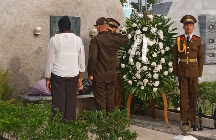 Rinden homenaje a Fidel en Santa Ifigenia en el centenario de su natalicio