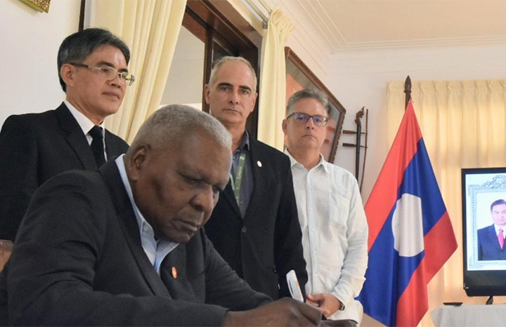 Firma Esteban Lazo libro de condolencias por presidente laosiano