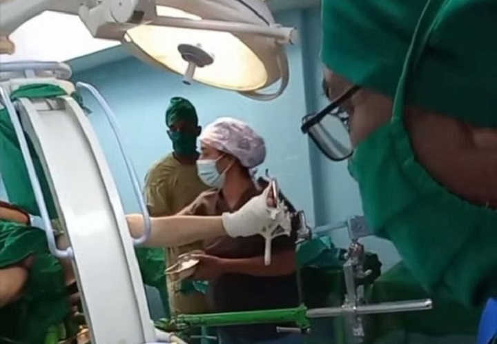 En prestaciones un fluoroscopio de arco C