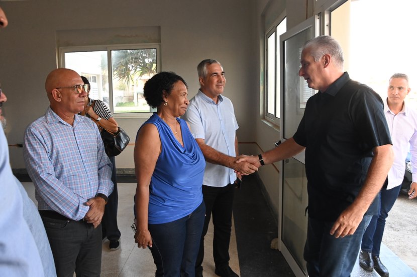 El Instituto Superior de Diseño ya cuenta con una nueva sede y una parte de sus instalaciones, principalmente las aulas, abrirán las puertas en este septiembre cuando inicie el curso escolar 2026-2027. Hasta su espaciosa instalación, ubicada en las calles 1ra y 34, del reparto Miramar, en el municipio capitalino de Playa, llegó este jueves el Primer Secretario del Comité Central del Partido y Presidente de la República, Miguel Díaz-Canel Bermúdez, para conocer de las acciones que se ejecutan con el objetivo de que la universidad de diseño del país acoja a unos 500 estudiantes, entre ellos, más de un centenar de nuevos ingresos. En el recorrido por las áreas exteriores del centro, acompañado por el viceprimer ministro Eduardo Martínez Díaz y autoridades del sector, el mandatario conversó animadamente con el Doctor Sergio Luis Peña Martínez, decano del Instituto, a quien preguntó acerca de la participación de profesores y estudiantes en las labores de rehabilitación del lugar; las oportunidades que brindan las transformaciones económicas y sociales que se implementan en el país; y la importancia de que la escuela de diseño se vincule al trabajo con los miembros de la comunidad donde está enclavada. En declaraciones ofrecidas al equipo de prensa de la Presidencia, el decano también significó la importancia de que en tiempos tan difíciles, se haya logrado recuperar este espacio para el Instituto Superior de Diseño. “La universidad de diseño va a tener una nueva casa, un nuevo espacio, rejuvenecido, completamente renovado”, subrayó el decano del centro, quien resaltó la importancia de que “en este período difícil han aparecido los recursos, los esfuerzos, las voluntades, para que finalmente la Escuela de Diseño tenga su espacio, un espacio que gana en coherencia, gana en calidad, gana en diseño”. La ejecución de la obra, a cargo de una empresa del ministerio de la Construcción, comenzó el pasado mes de febrero. Según precisó Peña Martínez, “todo ha sido restaurado, cambiado, toda la carpintería es nueva, todos los techos fueron restaurados e impermeabilizados. En estos momentos se realiza todo el proceso de acabado de pintura, de pulido de piso, y de rescate y de alguna manera reacomodo, de las redes eléctricas y las redes de informática, que son muy importantes para la carrera, vinculado al tema de la conectividad”. En ese sentido, puntualizó que las aulas, y todo lo relacionado con la infraestructura de clases, “ya está en condiciones de arrancar en septiembre, y más adelante se irán ampliando las capacidades de los locales para los profesores, los otros laboratorios, los teatros, y el resto de las áreas que complementan las funciones del espacio”. Seguidamente, y muy cerca de allí, en las calles 1ra y 22, del reparto Miramar, también el Presidente cubano visitó otra institución vinculada a la enseñanza superior: la Sociedad Interfaz de Ciencia y Tecnología de la Universidad Tecnológica de La Habana “José Antonio Echeverría”. Según explicó Danae Pigueiras Otero, presidenta de Ceta S.A, esta empresa busca trasladar los resultados científicos e innovadores que se generan en las universidades del país al sector productivo y de los servicios, en función del desarrollo económico y social de la nación. De igual manera, tiene como propósito trasladar hacia la academia todas las necesidades que hoy tiene el sector productivo, aprovechando el conocimiento de los egresados de las universidades cubanas. “Creo que en estos momentos la empresa tiene una consolidación importante y ha logrado resultados tanto en el ámbito de los resultados de ingeniería y arquitectura, como también en la parte de internacionalización y exportaciones” señaló a los periodistas. En ese sentido, precisó que hoy “se encuentran inmersos en este proceso que tiene que ver con todas las transformaciones económicas que están ocurriendo, no solamente como objetos de las propias transformaciones, porque somos una empresa; sino también con la contribución que las universidades y este tipo de empresas pueden tener con el resto del sector productivo en la aplicación de esas transformaciones”. Ciertamente, esta jornada ratifica que en tiempos difíciles, de severas dificultades económicas, presiones externas y adversidades, Cuba sigue apostando al conocimiento, la ciencia y la innovación, aprovechando las potencialidades de la academia y las alianzas con el empresariado, para aportar al desarrollo económico y social del país.