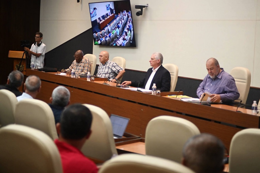 Presidente cubano ratifica confianza en el sistema empresarial estatal del país