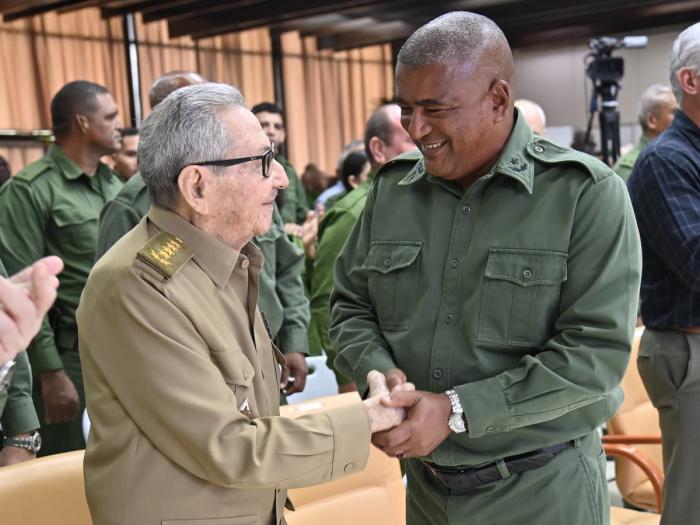 Preside Raúl el homenaje a la Dirección de Seguridad Personal