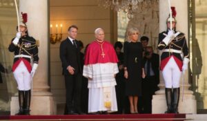 Papa León XIV llega a Francia bajo el repicar de múltiples campanas