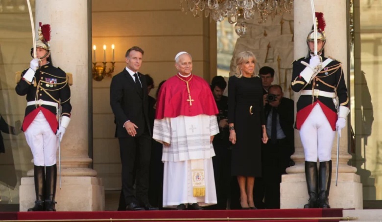 Papa León XIV llega a Francia bajo el repicar de múltiples campanas