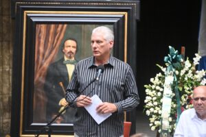 ntercambia Presidente Díaz-Canel con historiadores cubanos