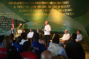 Díaz-Canel a familiares de víctimas del terrorismo: “Su dolor es el de todo nuestro pueblo que los abraza”
