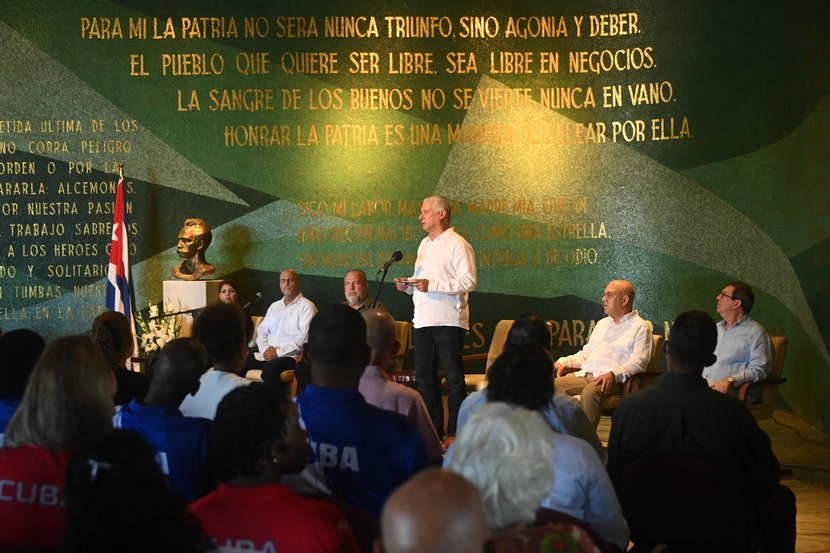 Díaz-Canel a familiares de víctimas del terrorismo: “Su dolor es el de todo nuestro pueblo que los abraza”
