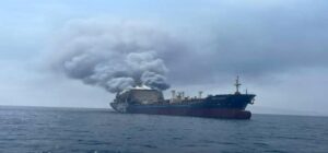 Incendio en un petrolero tras impacto de proyectil en Ormuz