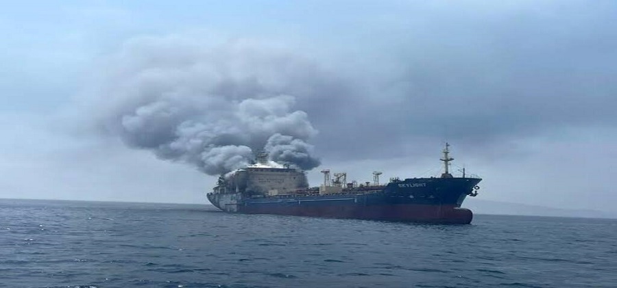 Incendio en un petrolero tras impacto de proyectil en Ormuz