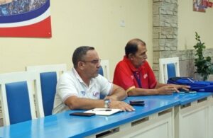 Intercambió dirección del béisbol con la prensa