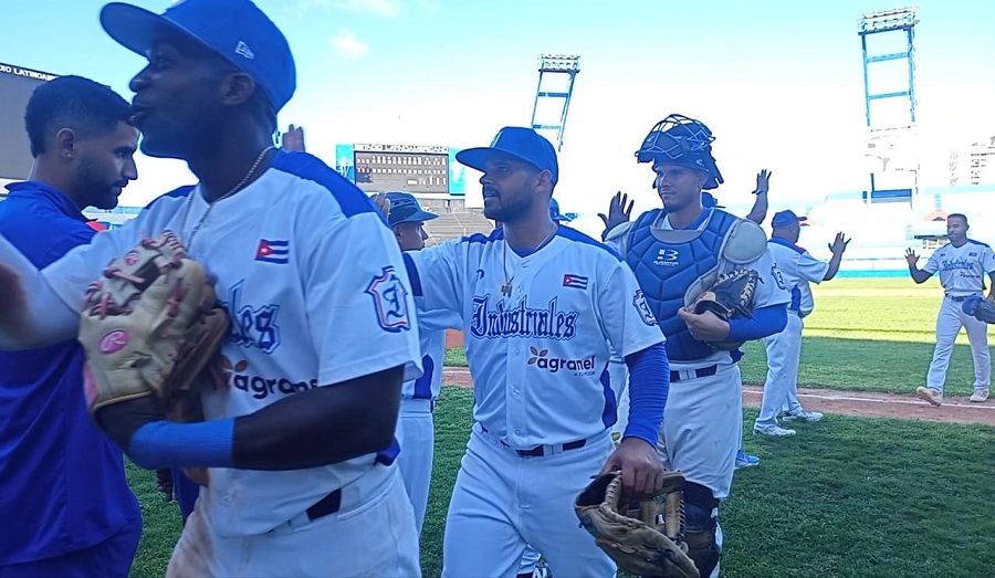 Leones devoran a los Cazadores en la 65 Serie Nacional